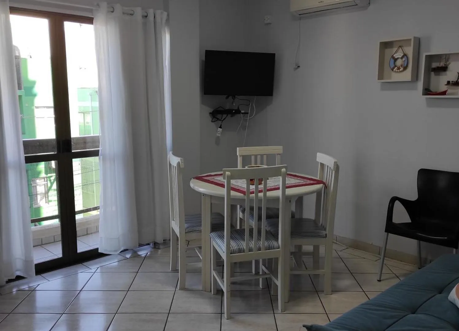 Apartamento APTO 50M PRAIA- 4 PESSOAS, WIFI, SACADA, CHURRASQUEIRA, GARAGEM PARA VEICULOS PEQUENOS - Residencial Roveda Bombinhas