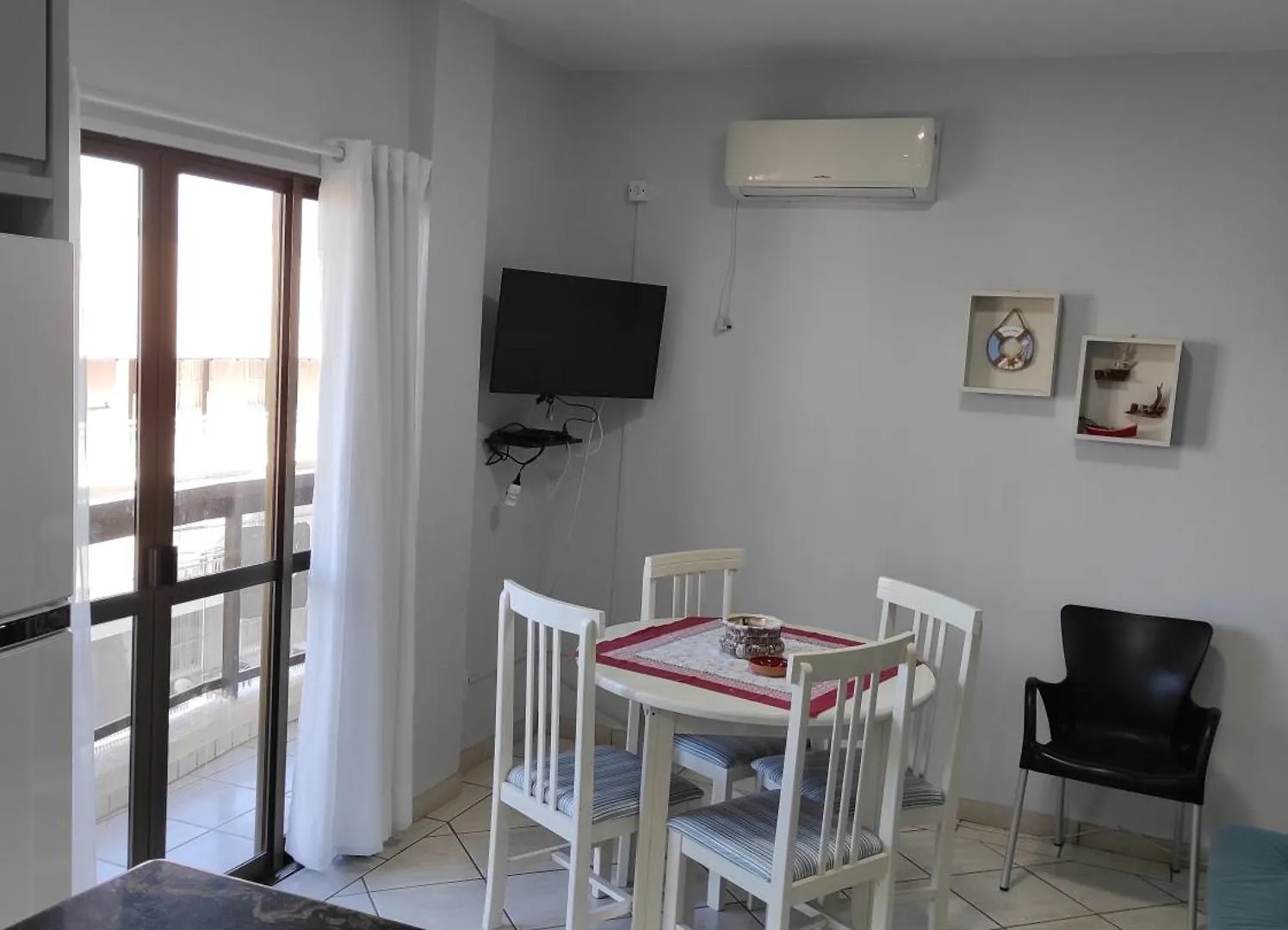APTO 50M PRAIA- 4 PESSOAS, WIFI, SACADA, CHURRASQUEIRA, GARAGEM PARA VEICULOS PEQUENOS - Residencial Roveda Bombinhas Apartamento
