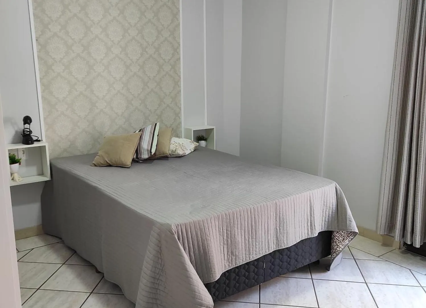 APTO 50M PRAIA- 4 PESSOAS, WIFI, SACADA, CHURRASQUEIRA, GARAGEM PARA VEICULOS PEQUENOS - Residencial Roveda Bombinhas Apartamento